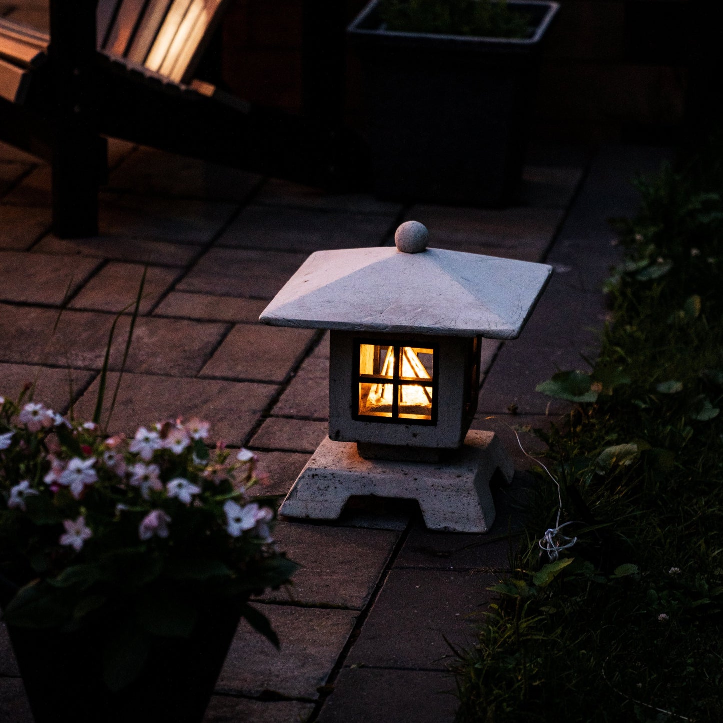 Solar Japanese Lantern - Pagoda - 16"x16"x16"